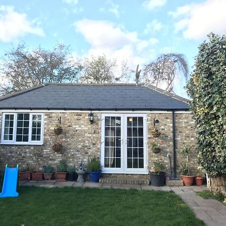 Cosy Cottage Annex In Fairlop إيلفورد المظهر الخارجي الصورة