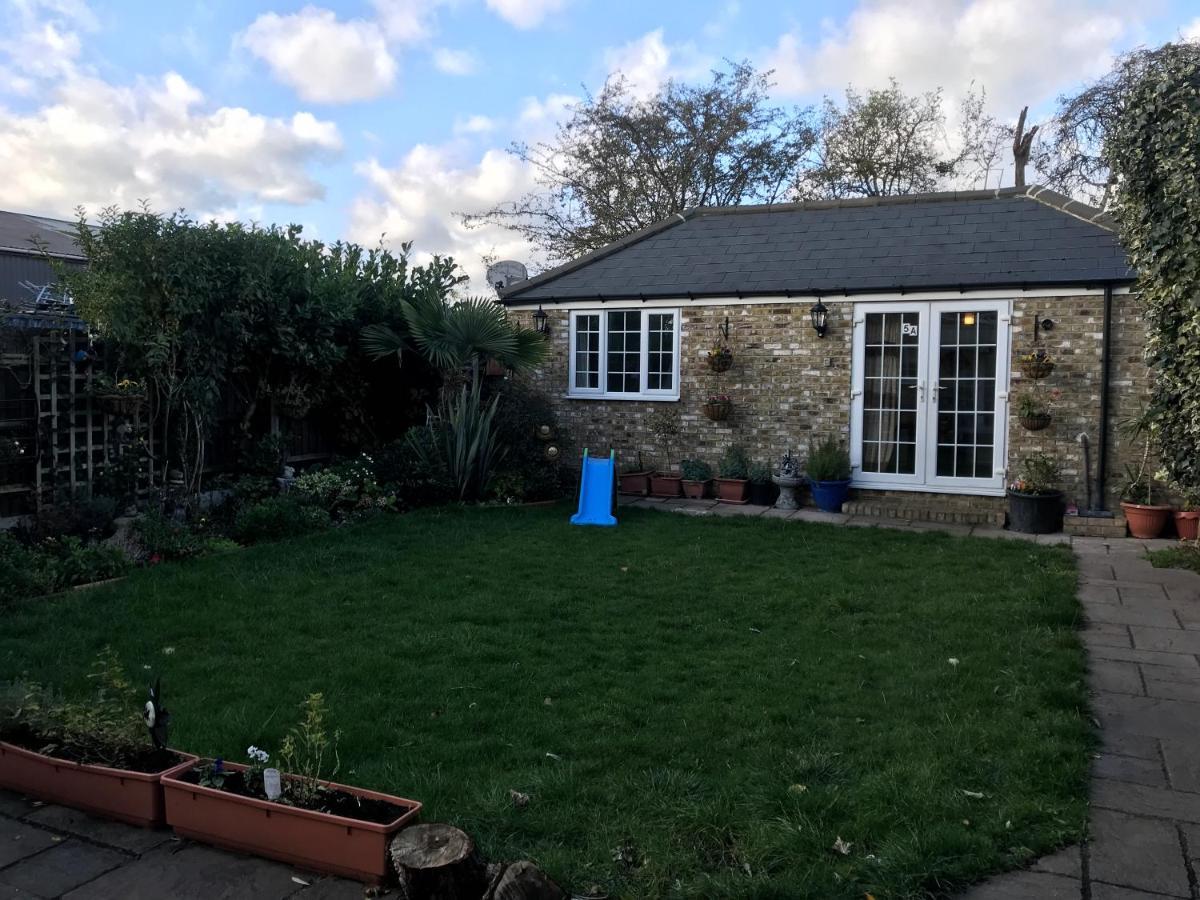 Cosy Cottage Annex In Fairlop إيلفورد المظهر الخارجي الصورة