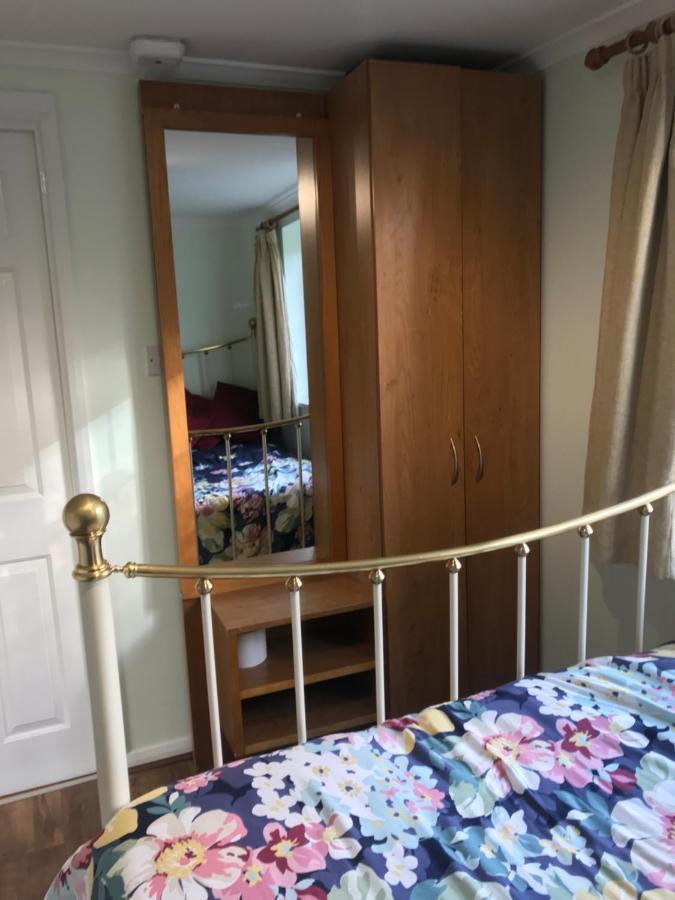 Cosy Cottage Annex In Fairlop إيلفورد المظهر الخارجي الصورة