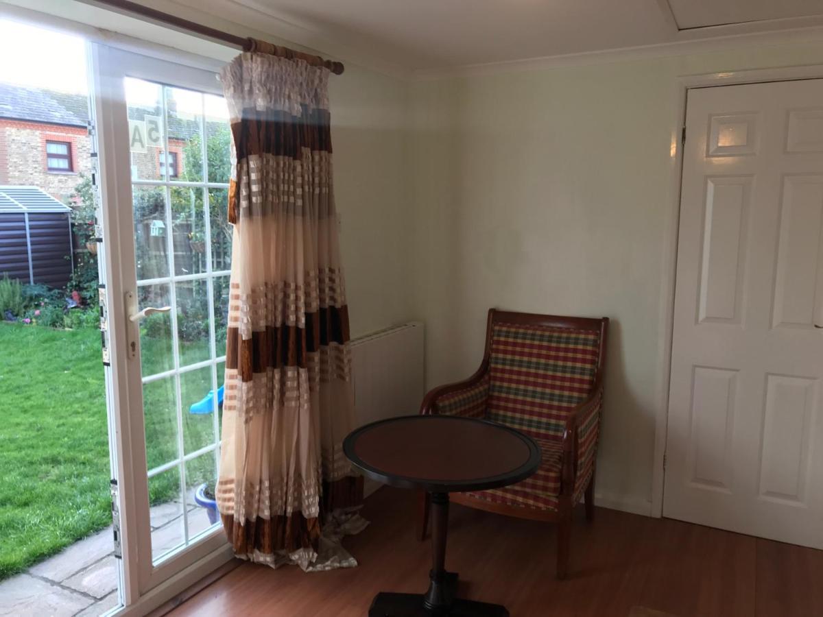 Cosy Cottage Annex In Fairlop إيلفورد المظهر الخارجي الصورة