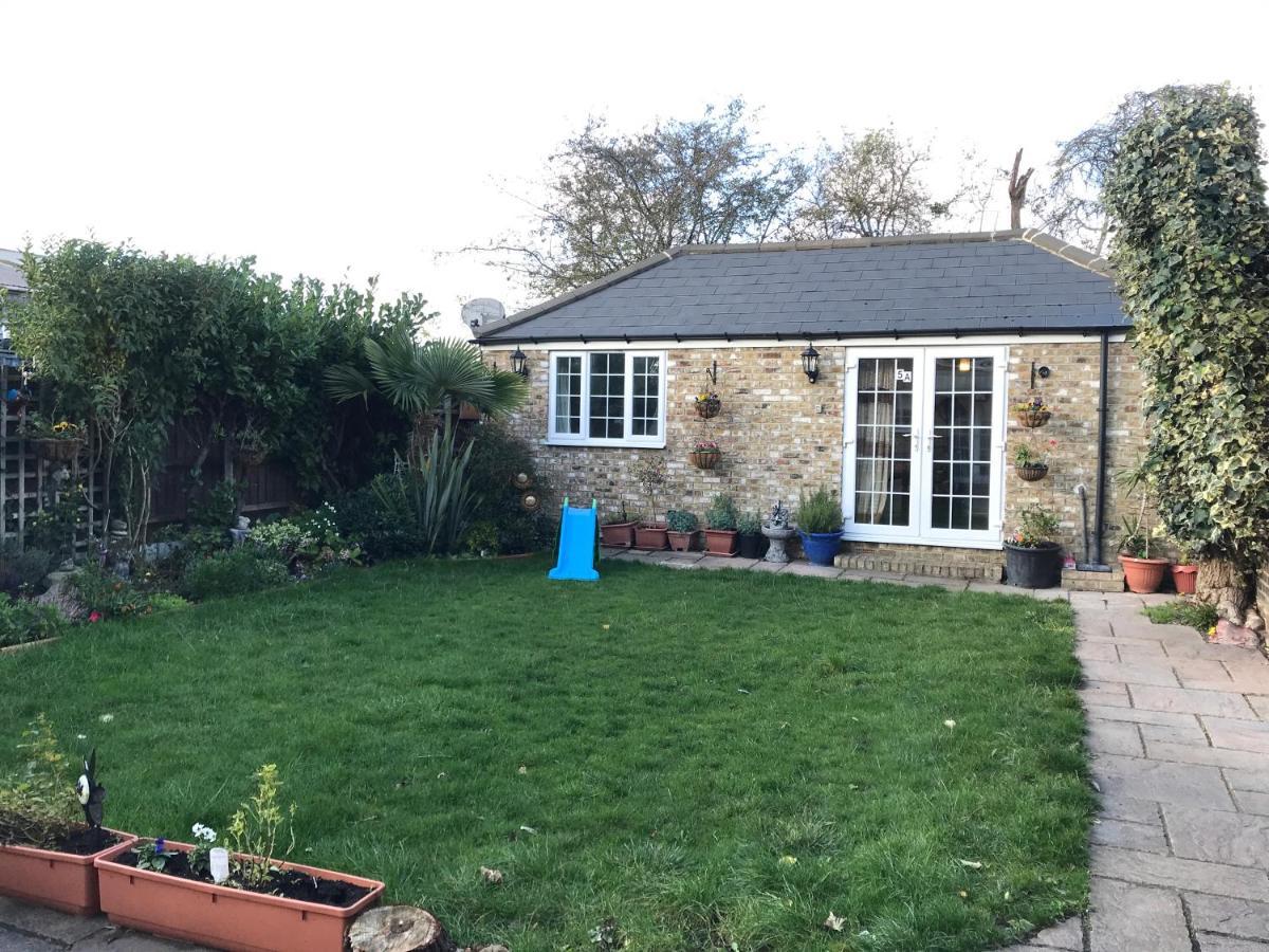 Cosy Cottage Annex In Fairlop إيلفورد المظهر الخارجي الصورة