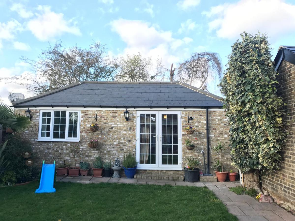 Cosy Cottage Annex In Fairlop إيلفورد المظهر الخارجي الصورة